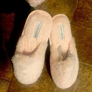 Laura Ashley Ladies All Over Plush W/Memory Foam Slippers